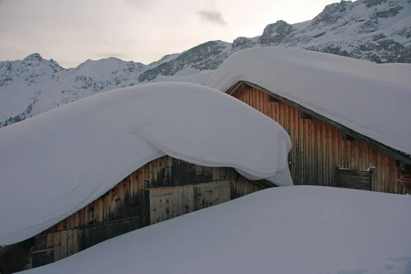 Καλύβες Καλυμμένες Χιόνι Μάζες Χιονιού Στην Οροφή — Φωτογραφία Αρχείου