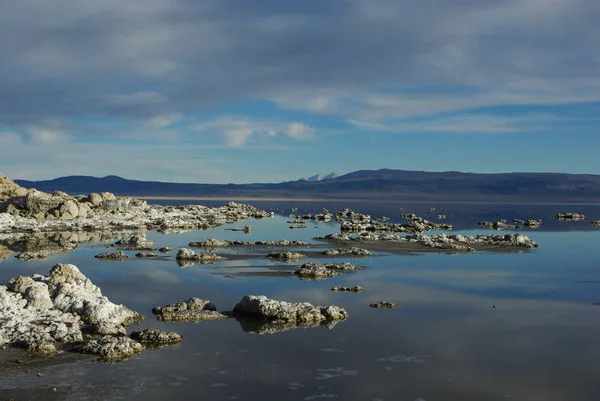 Lago Mono Con Pequeñas Formaciones Tufas Montañas California —  Fotos de Stock