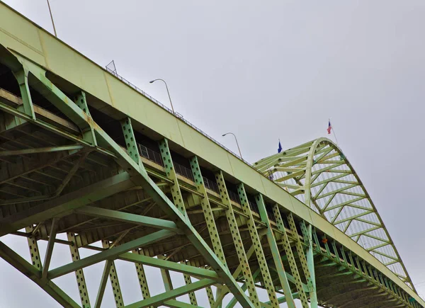 Starý Ocelový Most Zdola Shlíží Vzhůru Šedé Zatažené Obloze — Stock fotografie