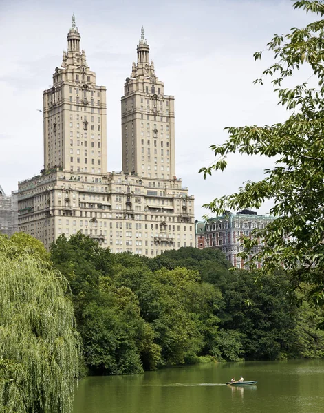 Boaters Central Park Residential Buildings Background — Stock Photo, Image