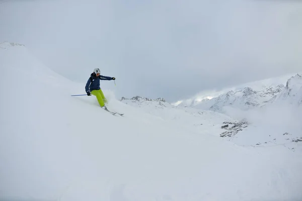 Skidåkning Nedförsbacke Färskt Pulver Snö Med Sol Och Berg Bakgrunden — Stockfoto