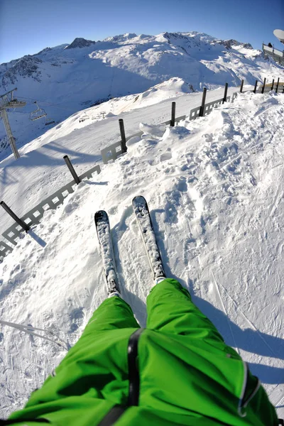 Σκιέρ Σκι Κατάβαση Φρέσκο Χιόνι Σκόνη Ήλιο Και Βουνά Στο — Φωτογραφία Αρχείου