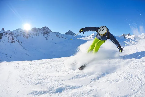 Σκιέρ Σκι Κατάβαση Φρέσκο Χιόνι Σκόνη Ήλιο Και Βουνά Στο — Φωτογραφία Αρχείου