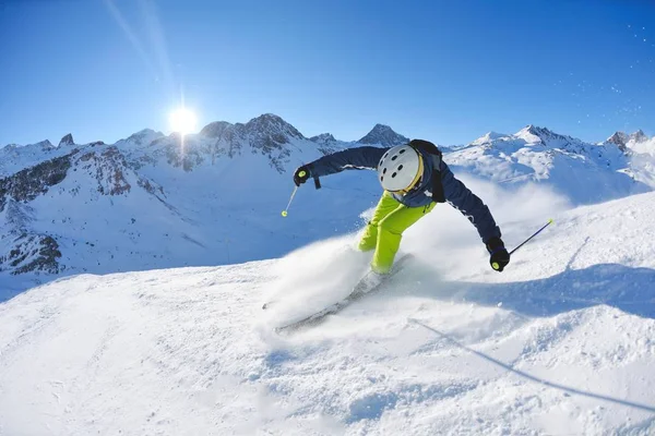 Skieur Ski Alpin Sur Neige Poudreuse Fraîche Avec Soleil Montagnes — Photo