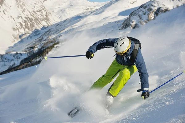 Narciarz Narciarstwo Zjazdowe Świeżym Śniegu Proszku Słońcem Górami Tle — Zdjęcie stockowe