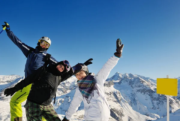 Grupo Pessoas Felizes Divertir Neve Esqui Temporada Inverno Montanha Com — Fotografia de Stock