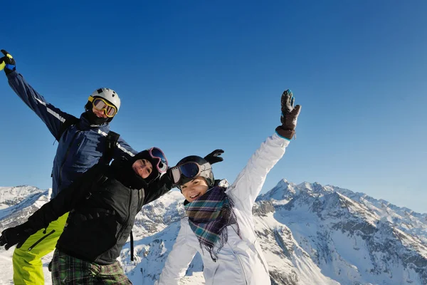 Grupo Pessoas Felizes Divertir Neve Esqui Temporada Inverno Montanha Com — Fotografia de Stock