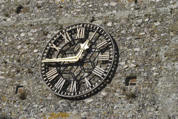 バーパムの聖マリア聖母教会への石造りの塔の時計 ウェストサセックス イギリス — ストック写真