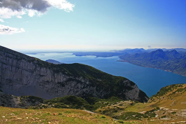 从Punta Telegrafo 220米 山顶到意大利加尔达湖的景色 — 图库照片