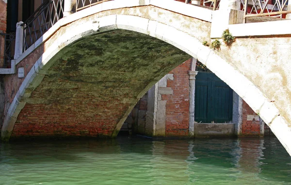Pont Vénitien Typique Sur Petit Canal Latéral — Photo