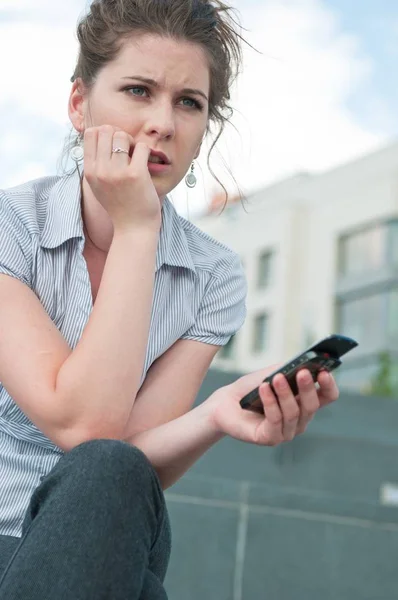 Mladá Žena Starosti Nešťastný Výraz Drží Mobilní Telefon Venku Městském — Stock fotografie