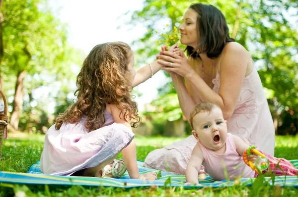 Mamá Con Los Niños Que Pasan Tiempo Feliz Las Flores — Foto de Stock