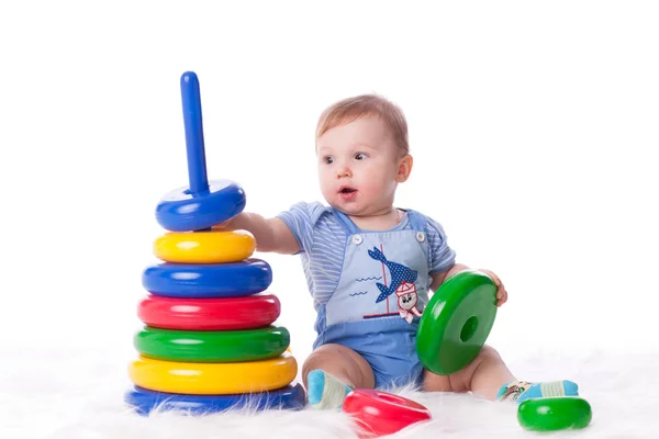 Doce Bebê Pequeno Com Brinquedo Fundo Branco — Fotografia de Stock