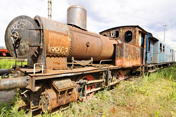 Velha Locomotiva Enferrujada Floresta — Fotografia de Stock