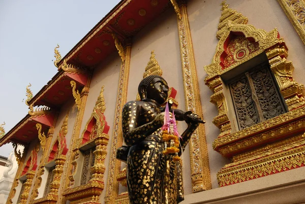 Buddha Staty Framför Ett Tempel Chiang Rai Thailand — Stockfoto