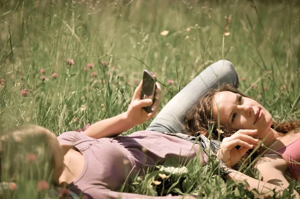 Двоє Друзів Віці Дівчат Розслабляються Лежачи Траві Зовні Природі Одна — стокове фото