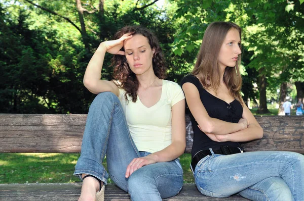 Amigos Livre Série Duas Meninas Adolescentes Estão Com Raiva Devido — Fotografia de Stock