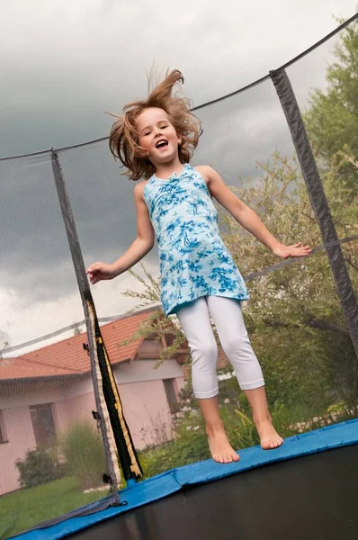 Trambolinde Zıplayan Küçük Şirin Çocuk Arka Planda Bahçe Aile Evi — Stok fotoğraf