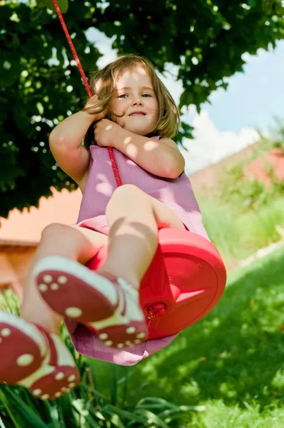 Feliz Pequeña Linda Chica Balanceándose Balancín Jardín Detrás Casa Familiar —  Fotos de Stock