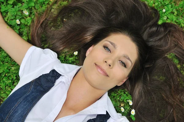 Detalhe Alegre Menina Adolescente Feliz Deitado Grama Verde Fresco Com — Fotografia de Stock