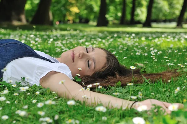 Joven Relajado Adolescente Acostado Hierba Las Flores Con Mano Estirada — Foto de Stock