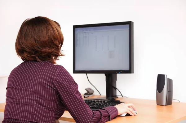 Osoba Pracująca Przy Stole Komputerem — Zdjęcie stockowe
