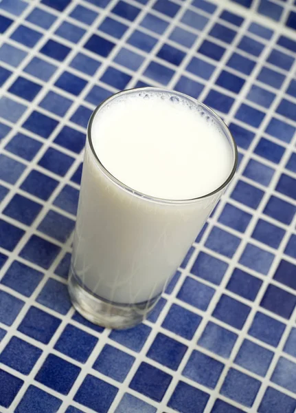 Glas Milch Gegen Blaues Mosaik — Stockfoto