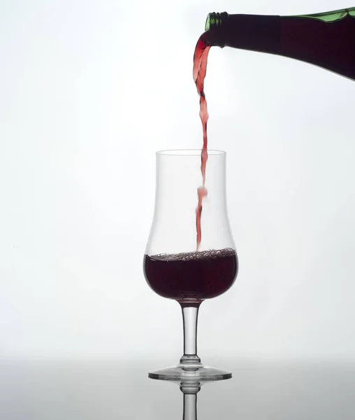 Verter Vino Tinto Una Copa Sobre Fondo Blanco — Foto de Stock