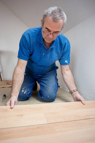 Senior Avec Les Bras Croisés Atelier — Photo