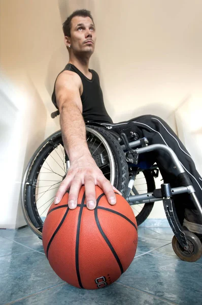 Jeune Homme Tenant Basket Dans Salle Gym — Photo