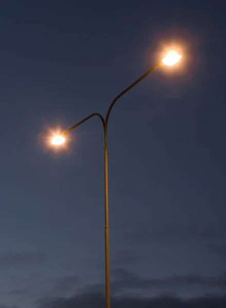 Utcai Lámpák Sötétkék Előtt — Stock Fotó