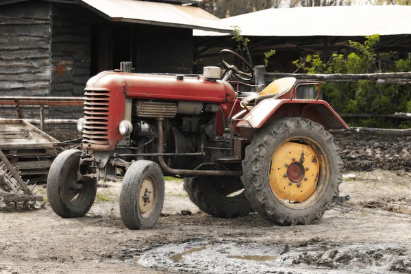 Іржавий Антикварний Червоний Трактор Фермі — стокове фото