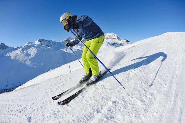 Esqui Esqui Downhill Neve Fresca Com Sol Montanhas Fundo — Fotografia de Stock