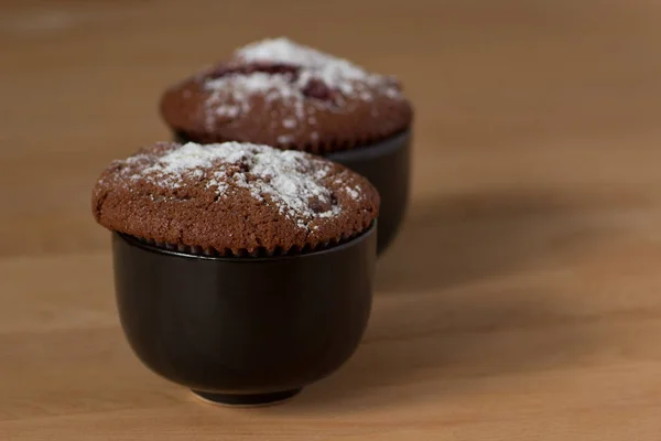 Dos Tazas Llenas Muffins Chocolate Rociadas Con Azúcar Polvo — Foto de Stock
