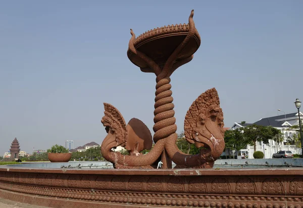 Fuente Con Esculturas Naga Pluma Phnom Cambodia —  Fotos de Stock