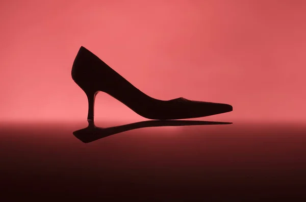 Zapato Femenino Sobre Fondo Rojo — Foto de Stock