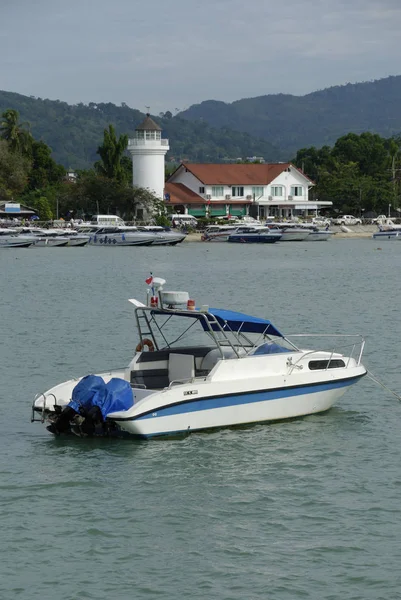 Motorboot Voor Vuurtoren Van Chalong Phuket Thailand — Stockfoto