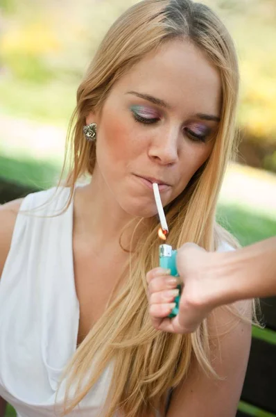 Mão Cigrarette Iluminação Adolescente Fumando Livre — Fotografia de Stock