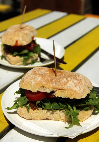 Hallounmi Sandwich Met Tomaat Arugula — Stockfoto