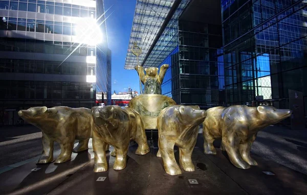 Quadriga Avec Des Camarades Chez Neues Kranzler Eck Berlin — Photo