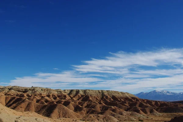Ilginç Kırmızı Beyaz Kumtaşı Tepeleri Ile Henry Dağları Utah — Stok fotoğraf