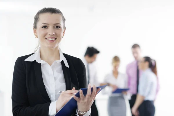 Succesvolle Zakenvrouw Staat Met Haar Personeel Achtergrond Bij Modern Helder — Stockfoto