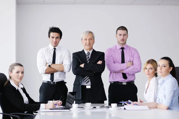 Business People Team Een Vergadering Een Lichte Moderne Kantooromgeving — Stockfoto