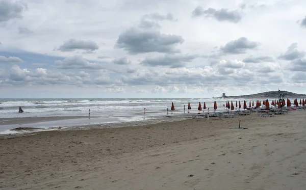 Větrná Studená Scenérie Opuštěné Pláži Jižní Itálii — Stock fotografie