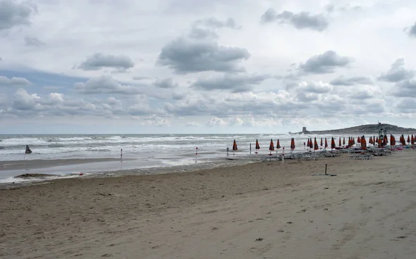 Paisaje Ventoso Frío Una Playa Desierta Sur Italia —  Fotos de Stock