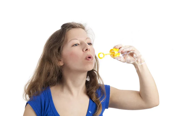 Mujer Joven Soplando Burbujas — Foto de Stock