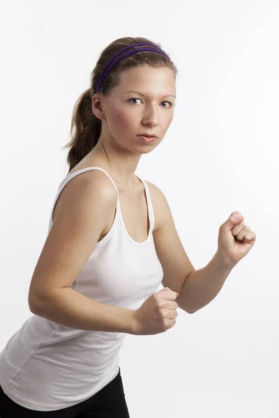 Ung Kvinna Med Bestämd Blick Och Upprätthållna Knytnävar — Stockfoto