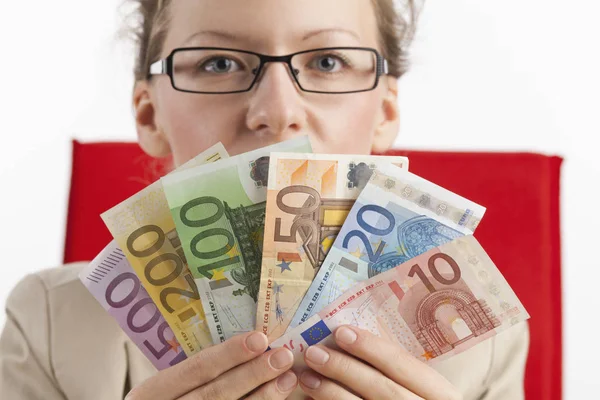 Frau Mit Brille Schaut Auf Geldscheine — Stockfoto