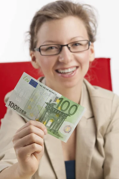 Junge Frau Hält Hundert Euro Schein Der Hand — Stockfoto