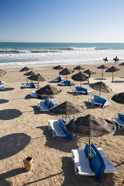 Osłony Przeciwsłoneczne Leżaki Plaży Djerba Tunezja — Zdjęcie stockowe